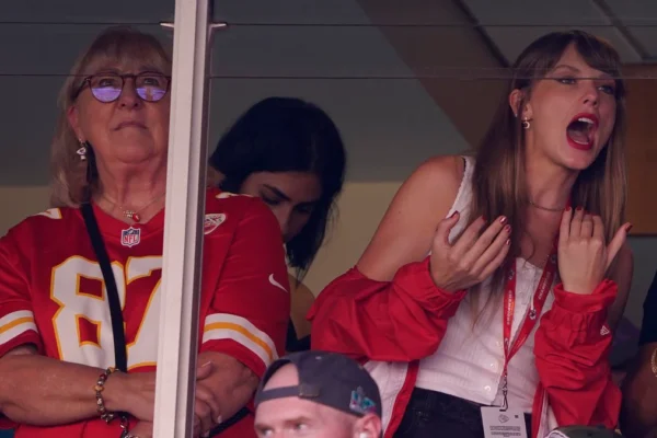 Taylor-Swift-Spotted-at-Chiefs-Game-with-Travis-Kelces-Mother-Romance-Rumors-Ignite-infopulselive.jpg