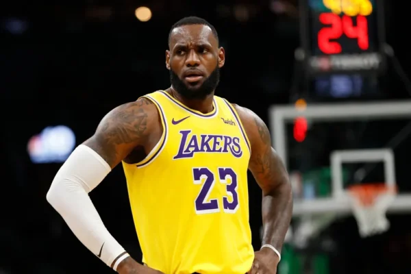 LeBron-James-Reduced-Minutes-in-Lakers-Season-Opener-What-It-Means-for-LA-infopulselive.jpg