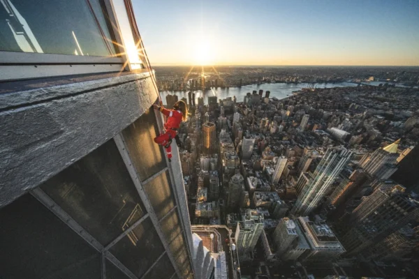 Jared-Letos-Daring-Empire-State-Building-Climb-A-Stunt-for-the-Ages-infopulselive.jpg