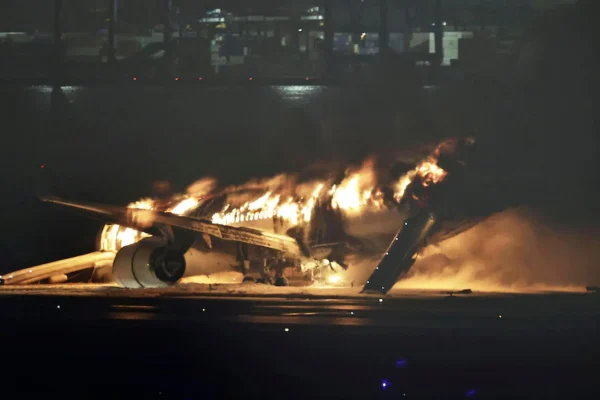 Harrowing-Collision-at-Tokyos-Haneda-Airport-5-Dead-in-Plane-Crash-379-Miraculously-Survive-infopulselive.jpg